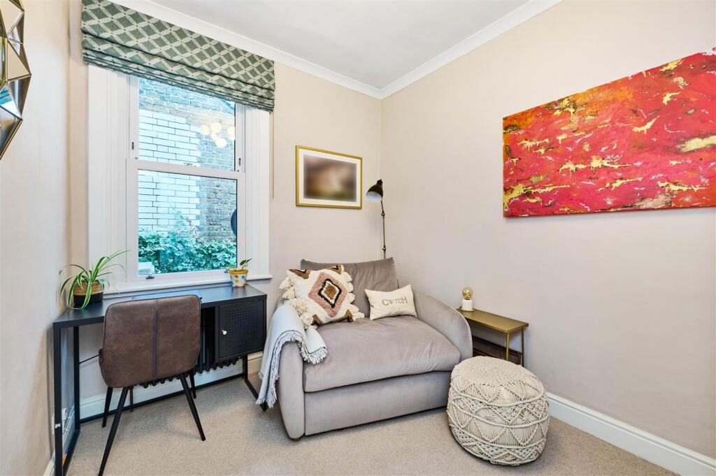 James_Anderson_-_Lower_Richmond_Road_London__SW14_