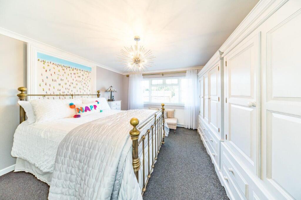 20 Hillschool Road bedroom 1 2.jpg