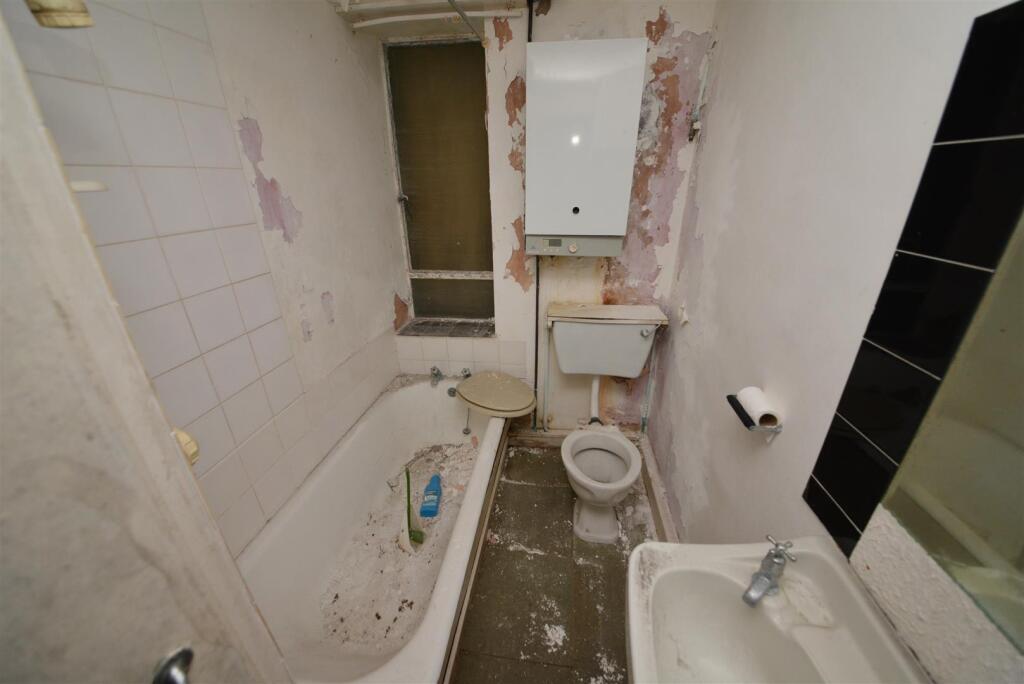 Bathroom (Garden Flat)