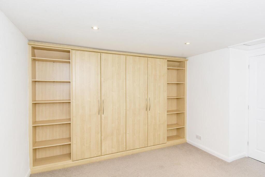 Bedroom One Photo 2