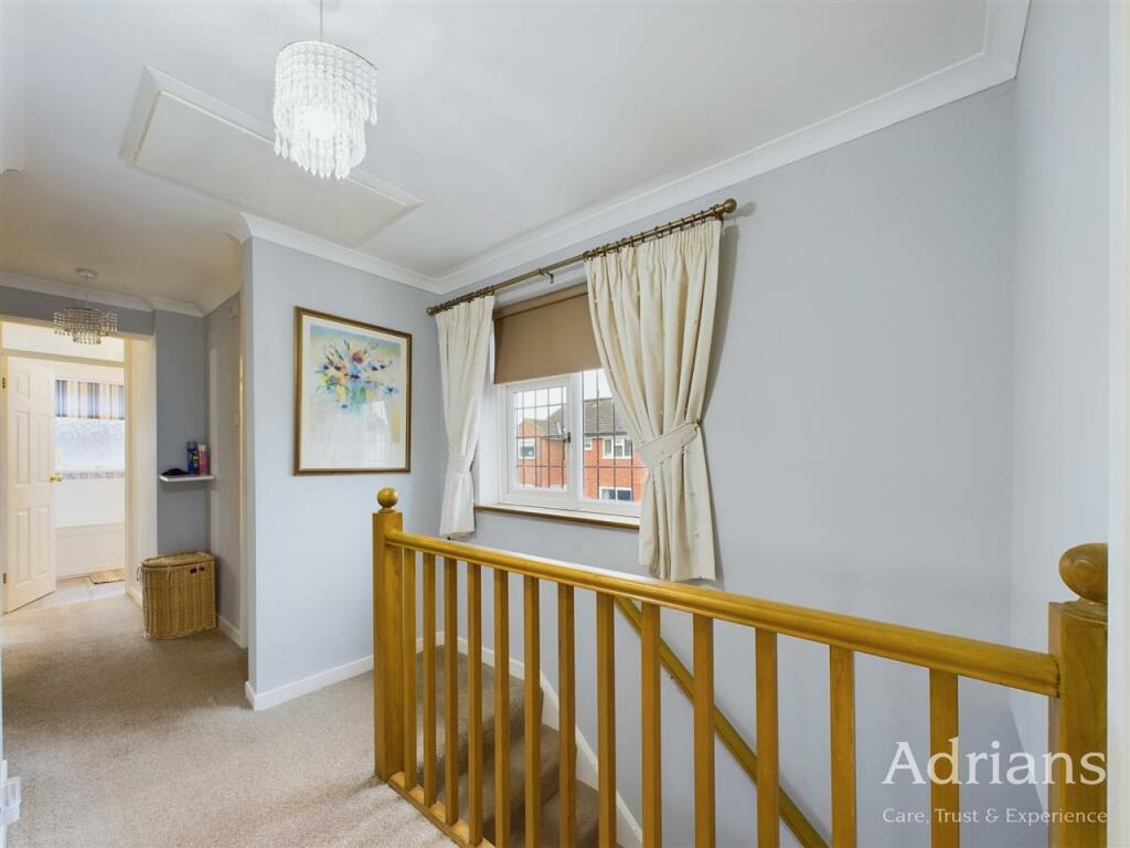 FIRST FLOOR LANDING