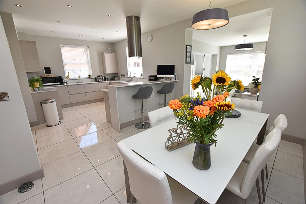 KITCHEN/DINING ROOM