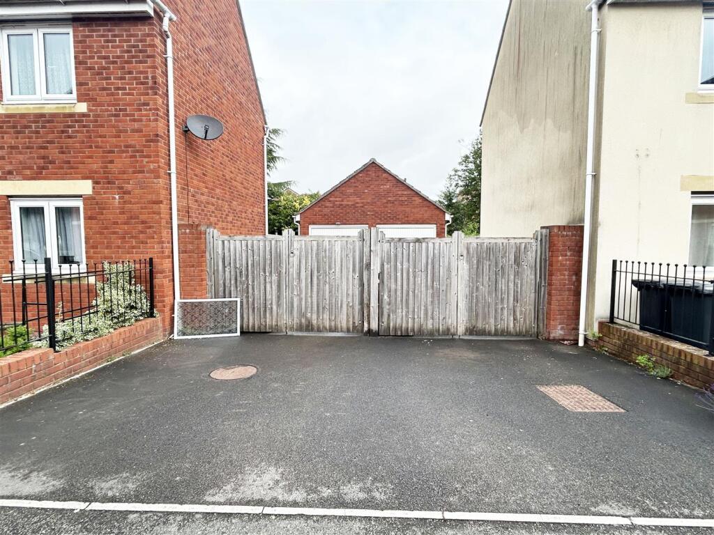 GARAGE &amp; PARKING