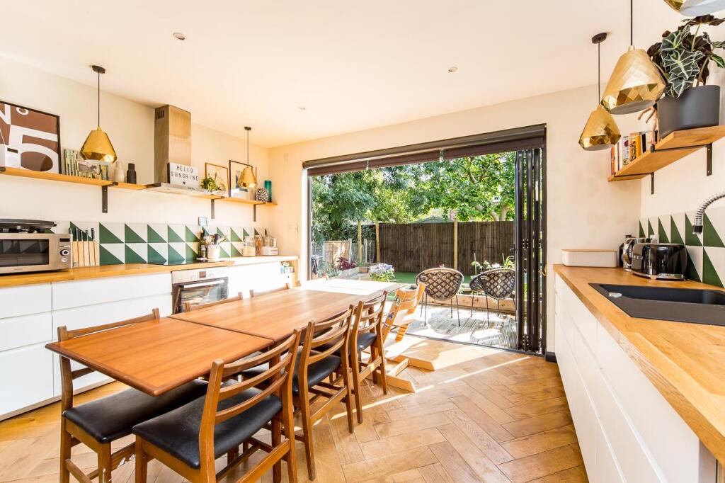 Elphinstone Road, E17