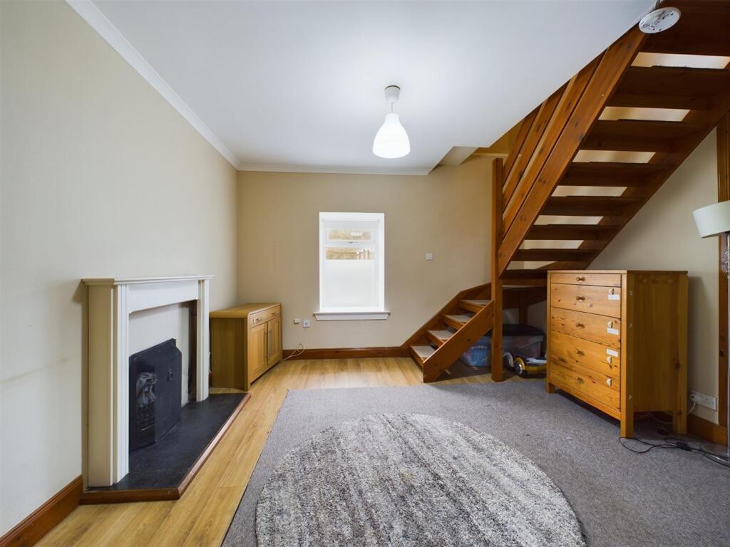 INNER HALLWAY/SECOND LOUNGE