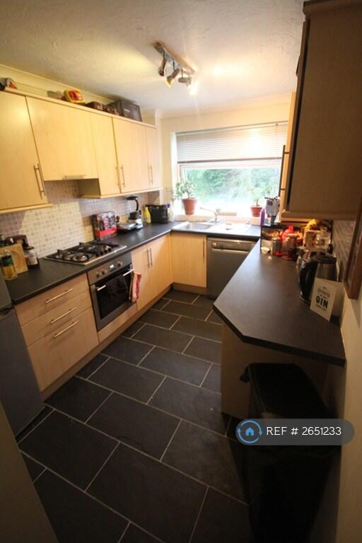 Kitchen w. Appliances + 3yr Combi Boiler