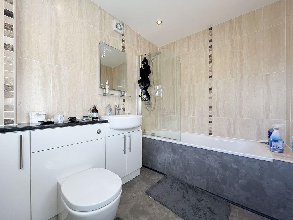 EN-SUITE BATHROOM