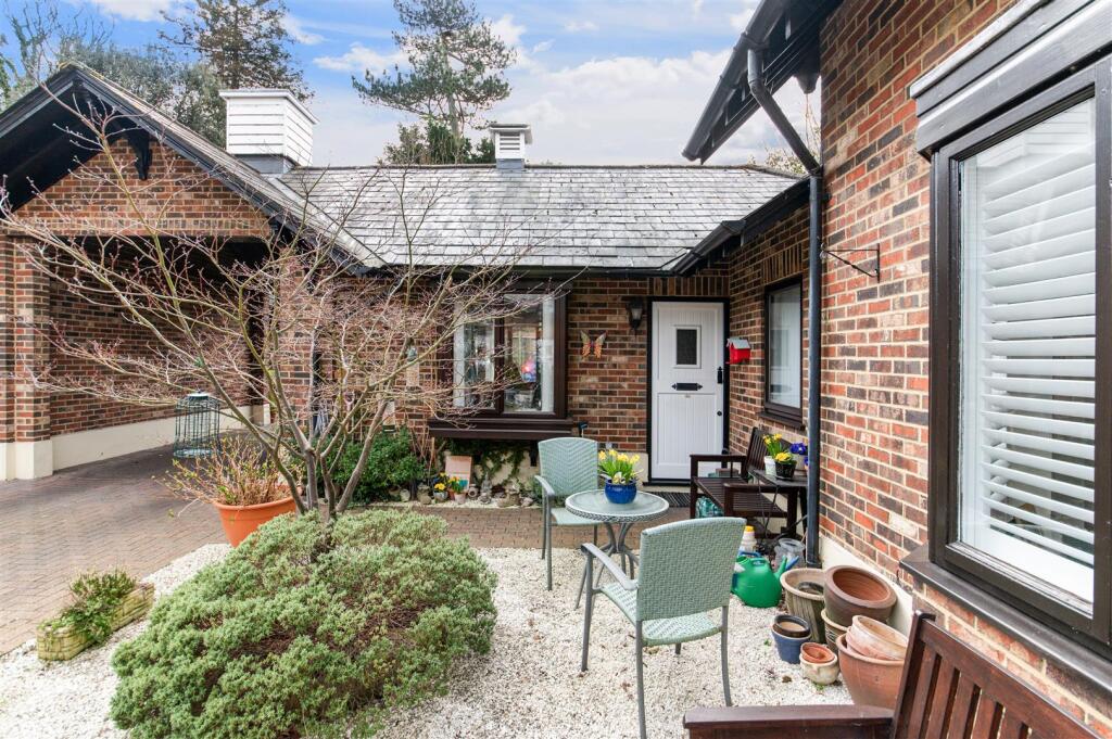 HOOKFIELD MEWS (5).jpg