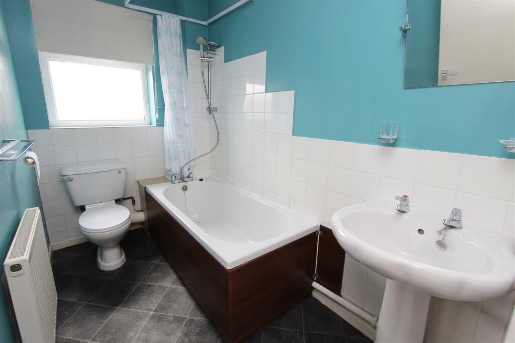 189 PEN Y CAE BATHROOM.jpg