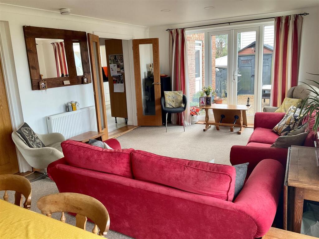 Family Room pic4.jpg