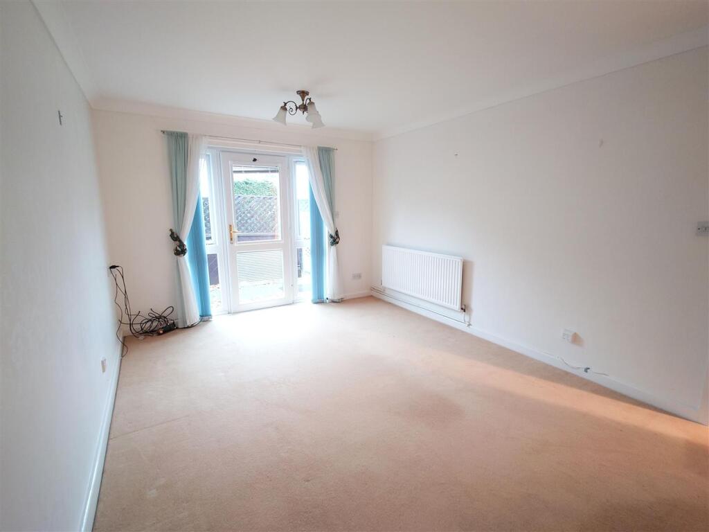 OPEN PLAN LOUNGE