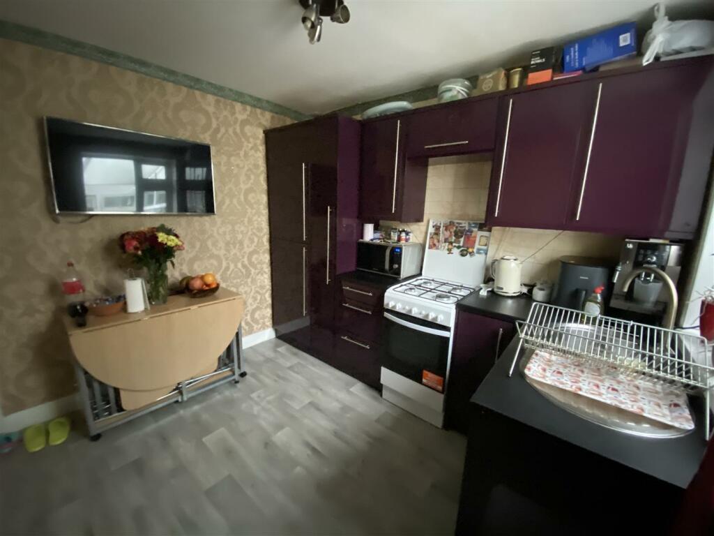 Kitchen: