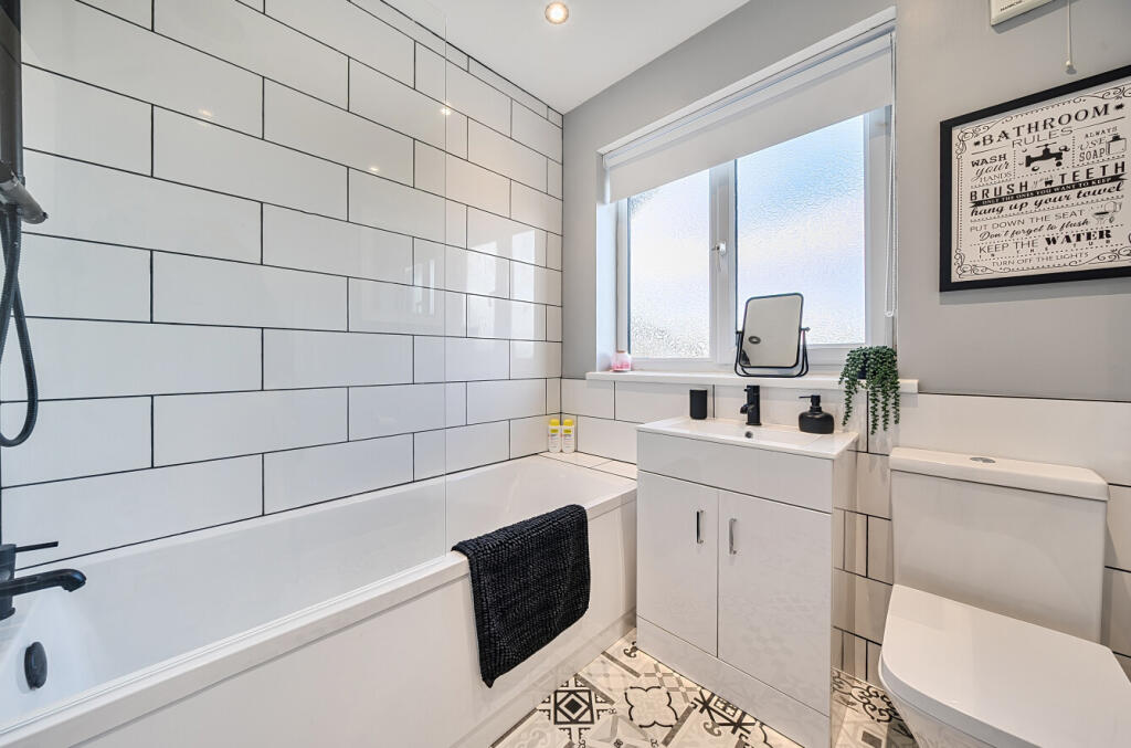 1393670-16-695d1d...