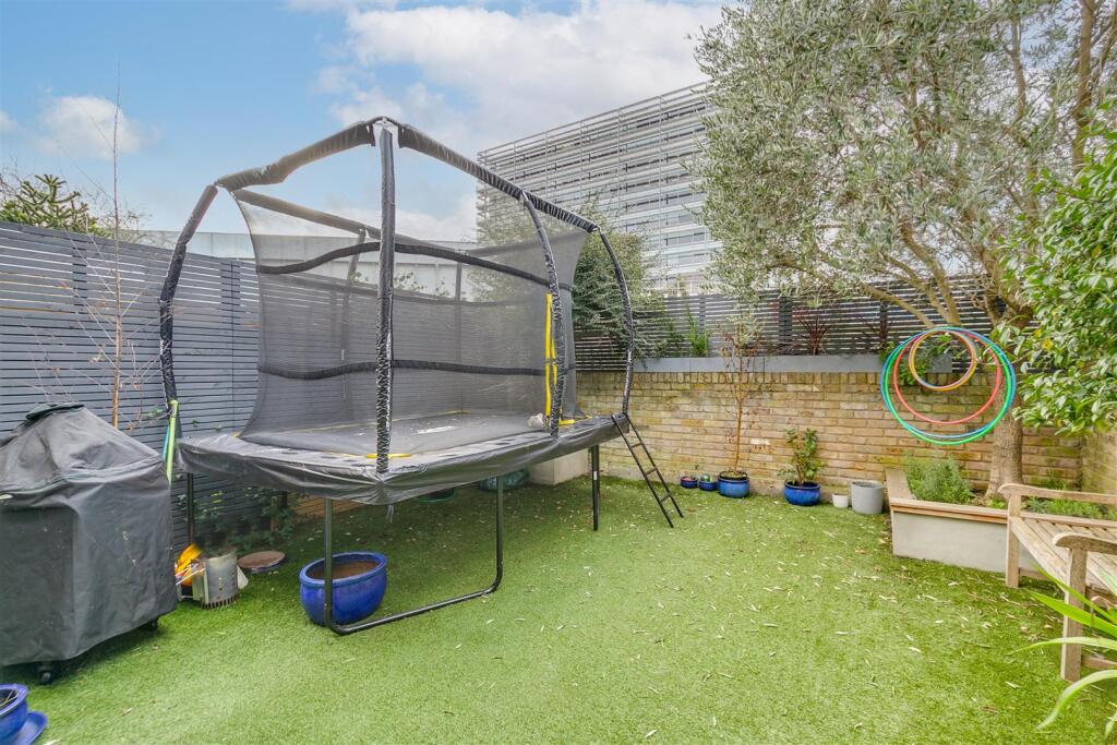 Ivy Crescent, W4 - TO LET