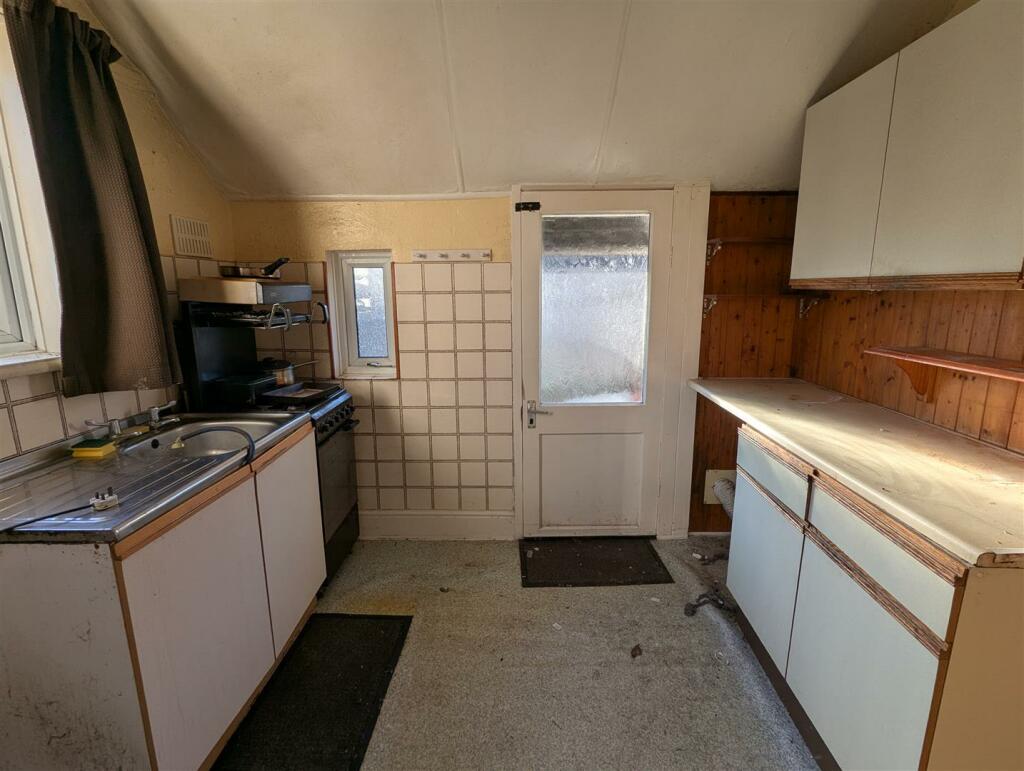 ENTRANCE HALL/KITCHEN