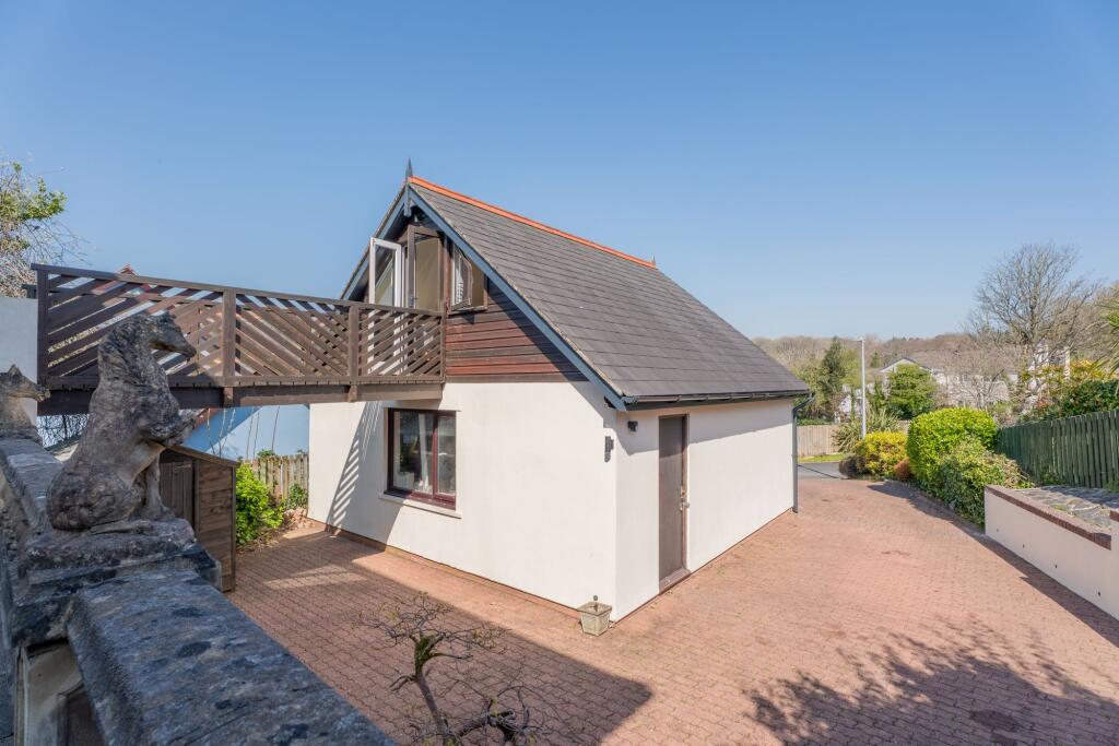 Annex over the footbridge