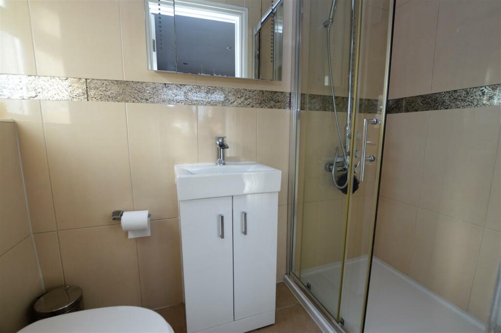 201 Lyndhurst Avenue en suite.JPG