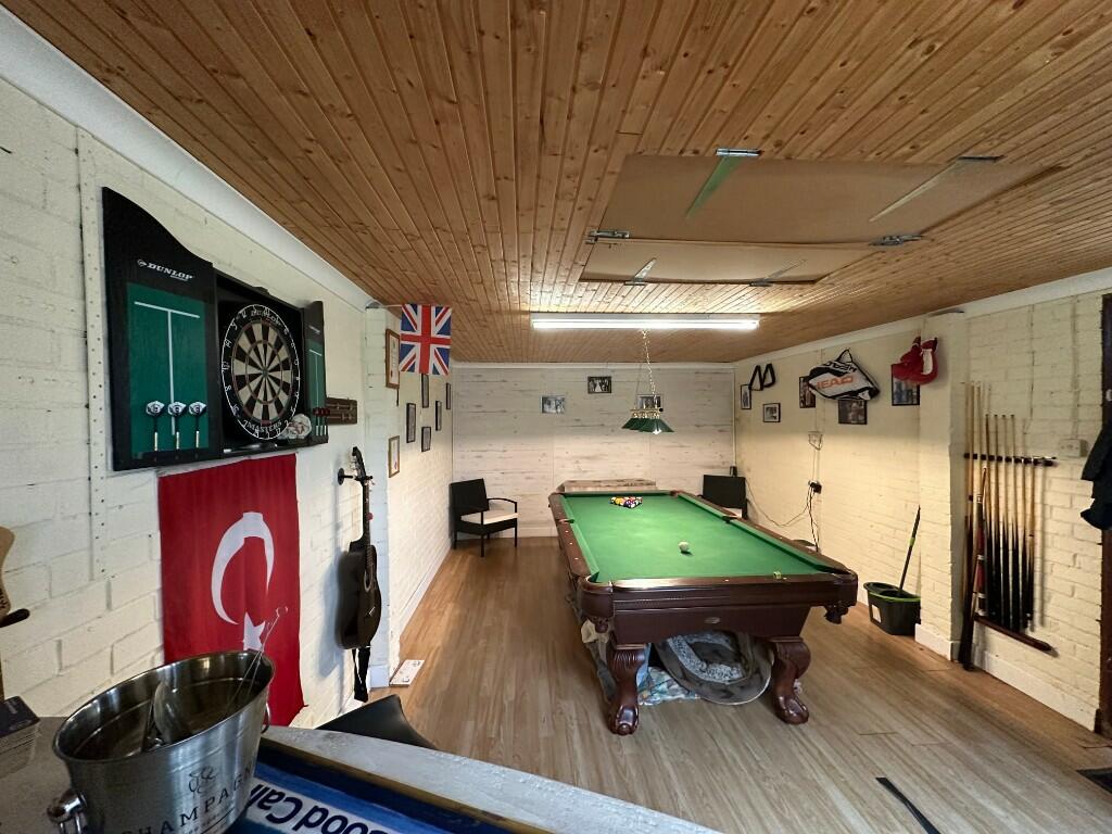 Garage/Snooker Room