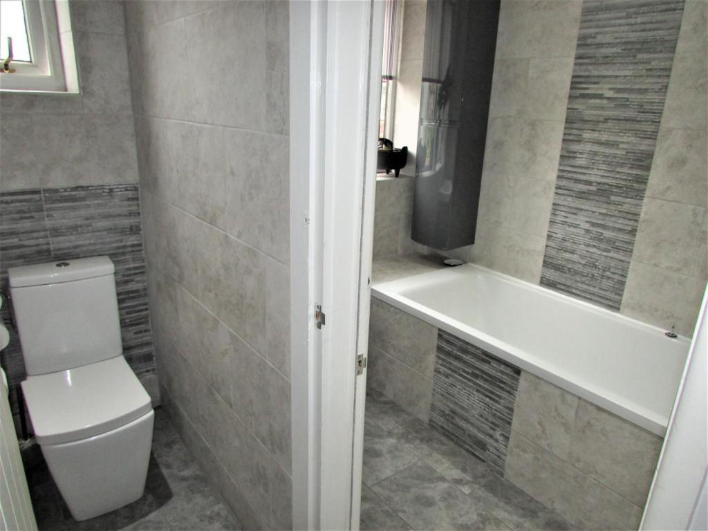 AshtonCres26bath2.JPG