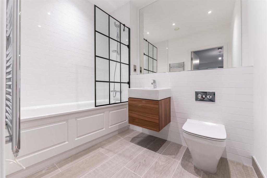 Apt. 4 LR - by Ralph Media Group 04032.jpg