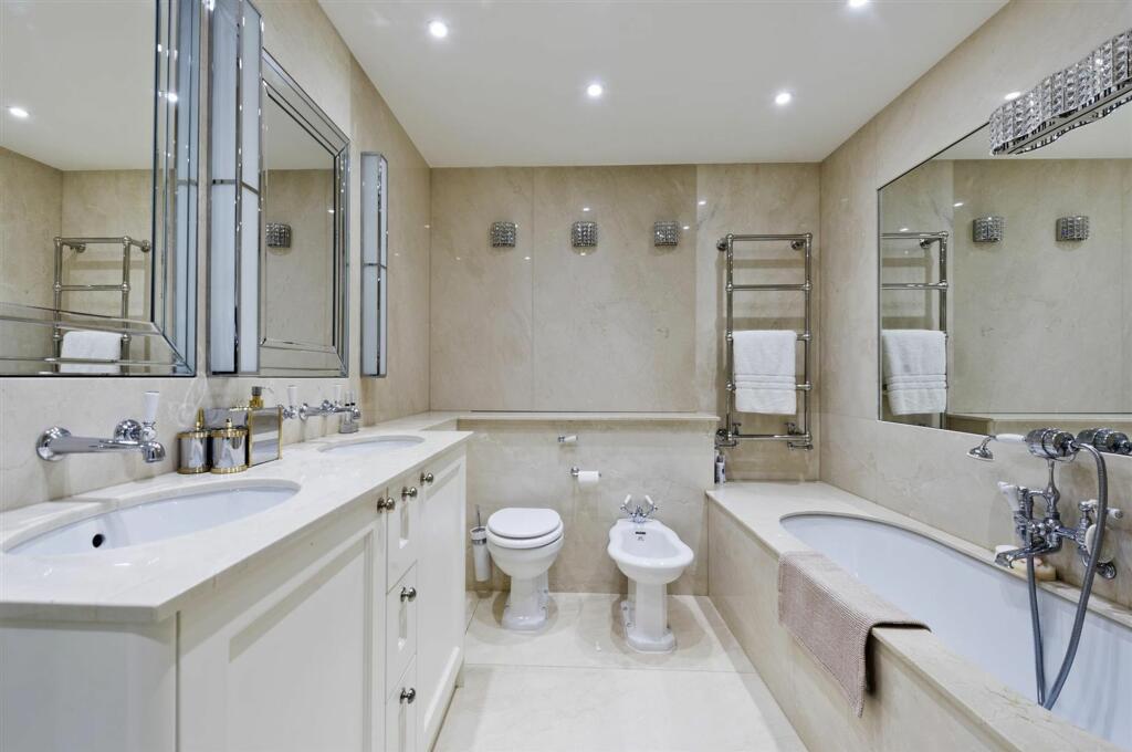 1b eaton sq-7033.jpg