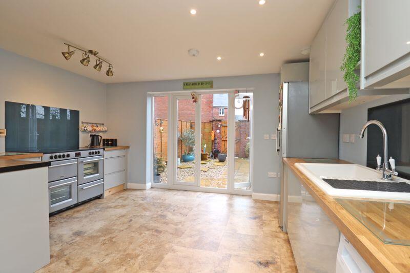 KITCHEN/DINING ROOM