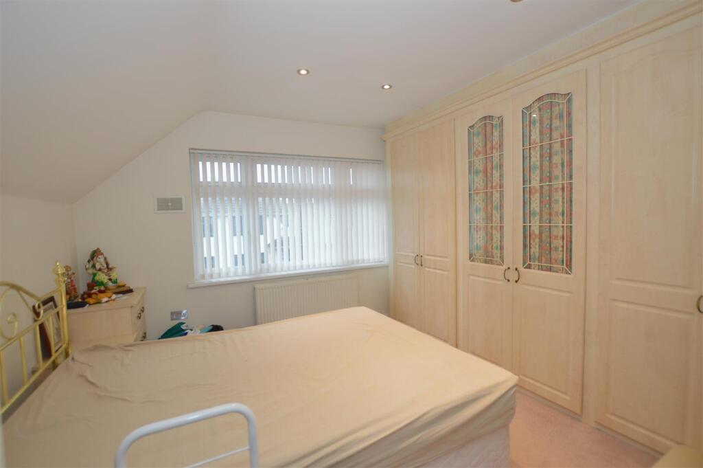 18 Roseville Ave Bed 1.JPG