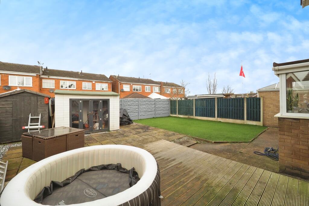 Fantastic Sized Garden with Deck/Patio and Lawn