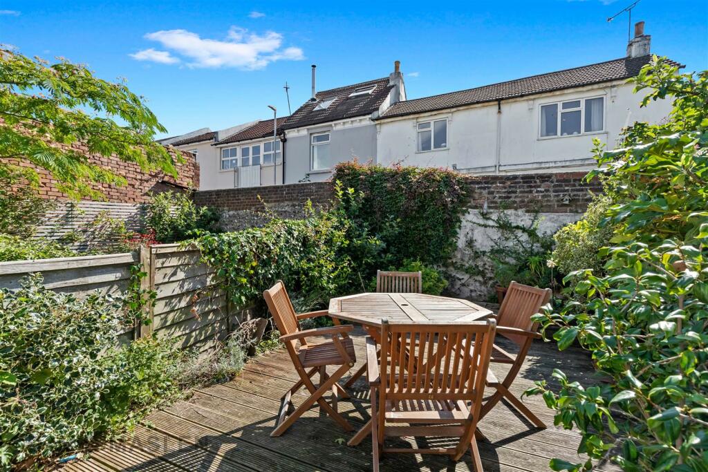 rear garden (2).jpg