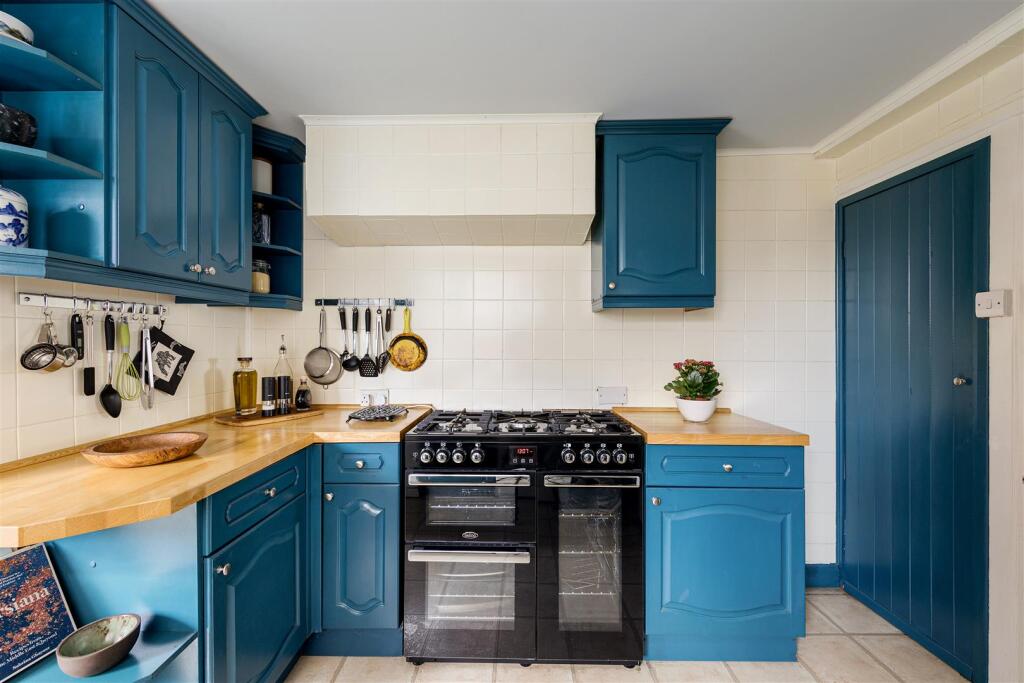 The Crescent, E17