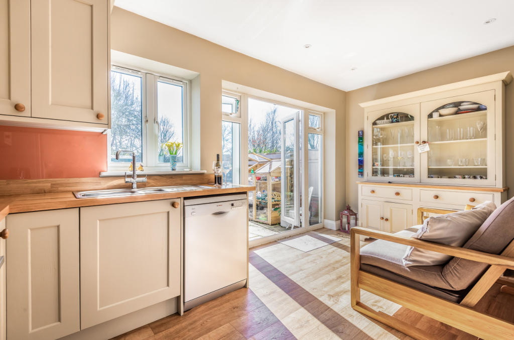 Kitchen/B'fast Room