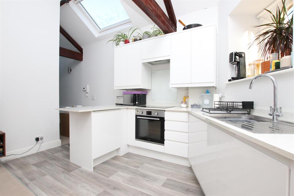 Kitchen (2).JPG