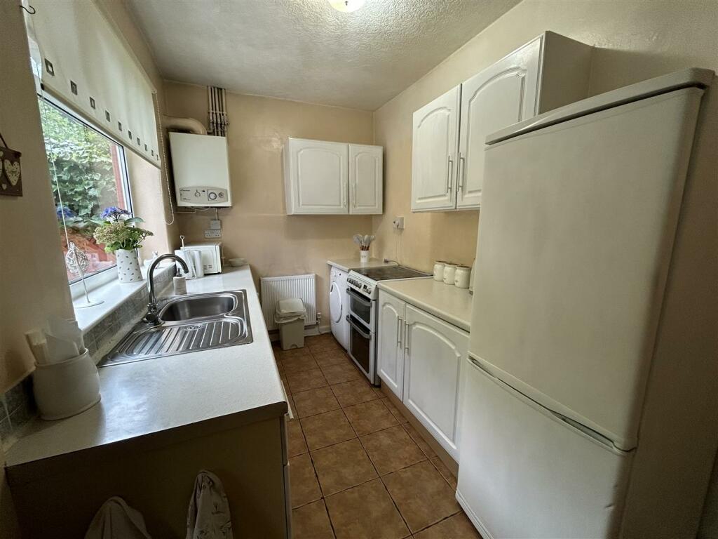 L-SHAPED KITCHEN DINER