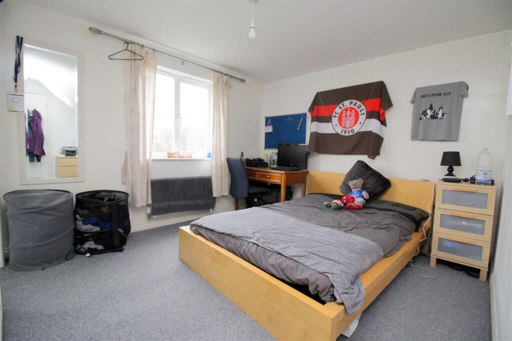 Room 2 - Ensuite.jpg