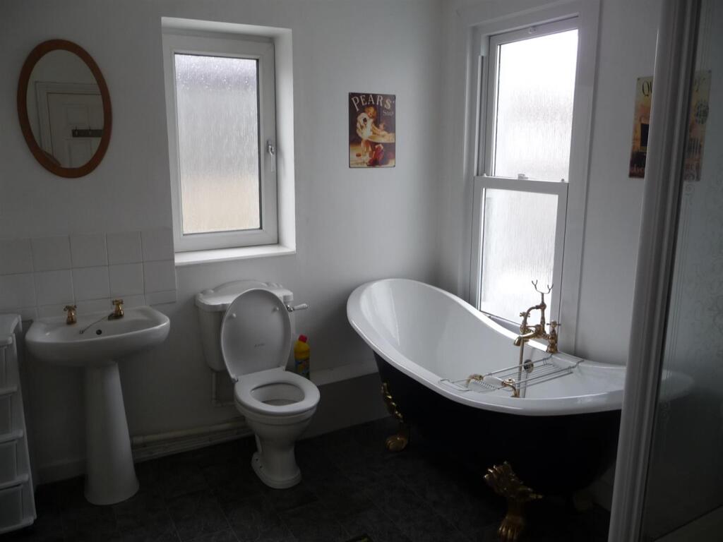 Bathroom (4).JPG