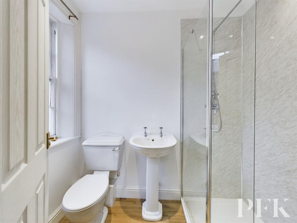 En-suite to bedroom 5