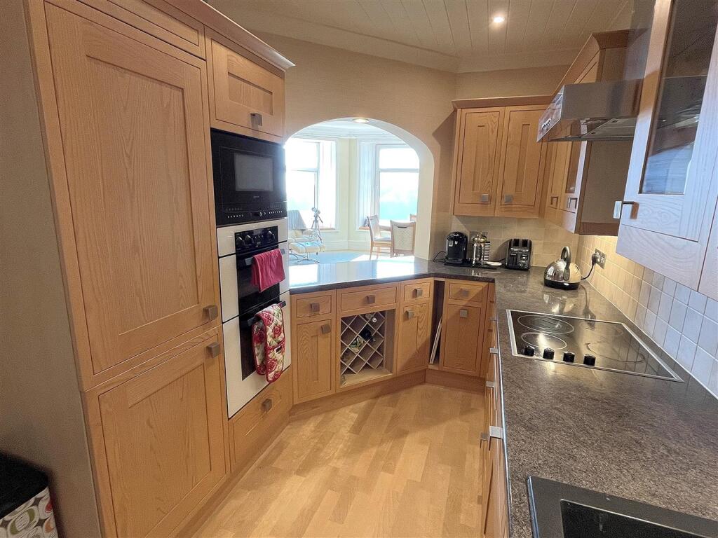 Kitchen 2.jpg