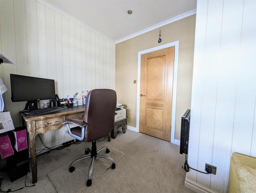 Bedroom 3/Study