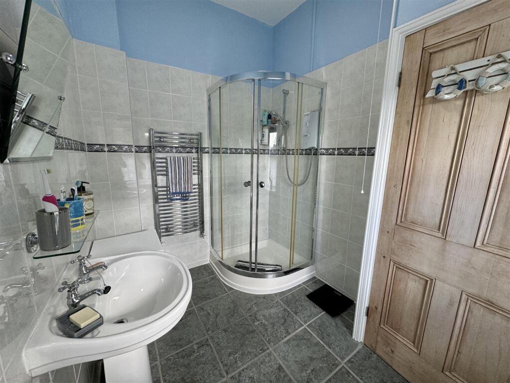 SHOWER ROOM