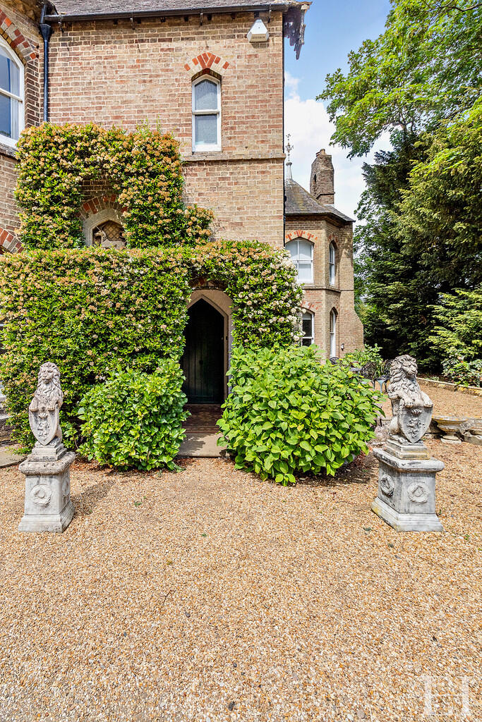 8635654-exteriorW...