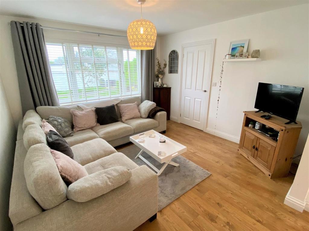 56 Calshot Close Lounge