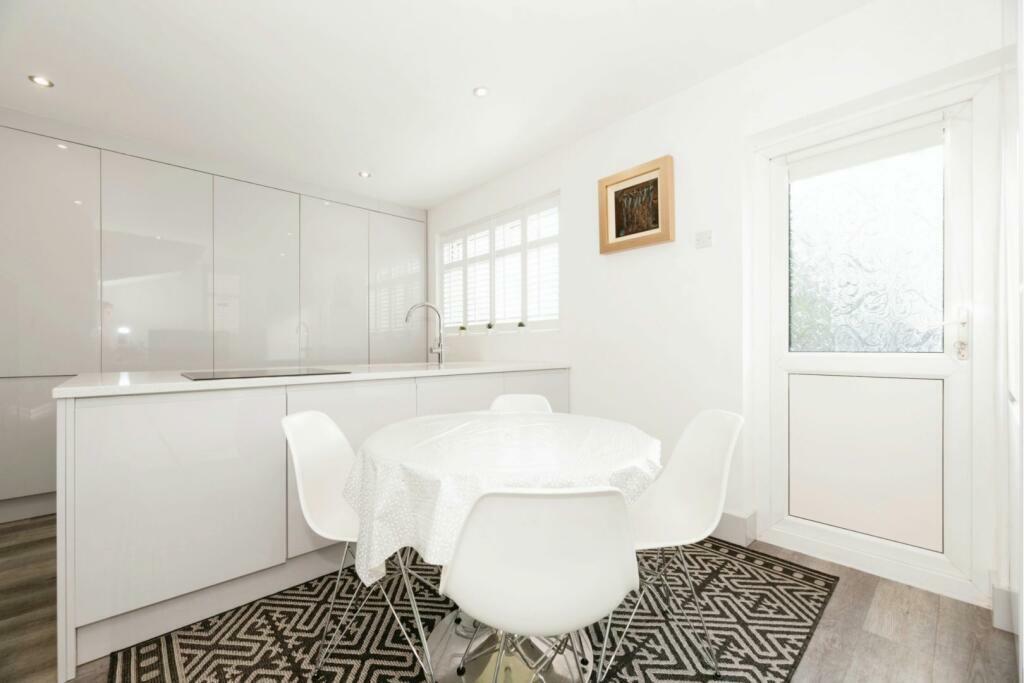 Kitchen 2.jpeg