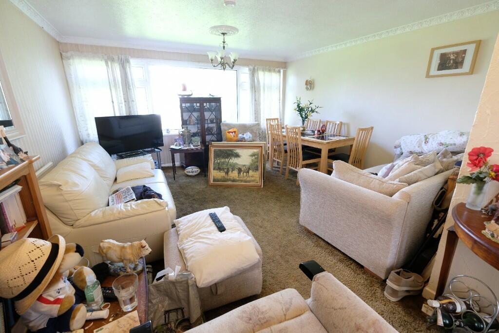 SITTING/DINING ROOM