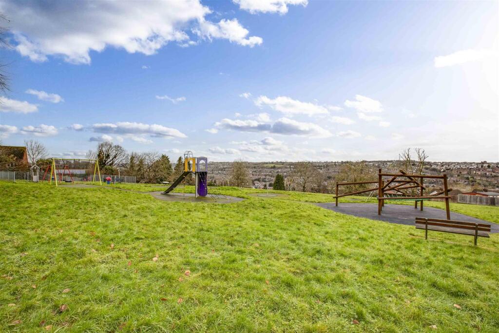 35 Mount Close, HP12 3PE (LOW RES)-21.jpg