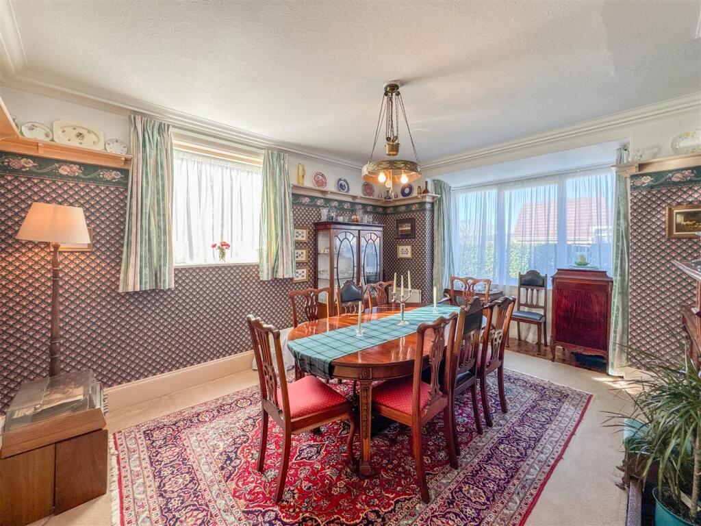 SITTING ROOM/DINING ROOM