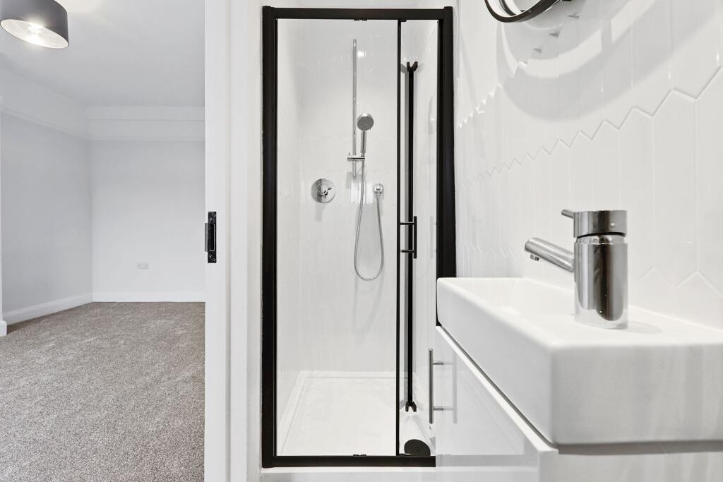 7 ENSUITE.JPG