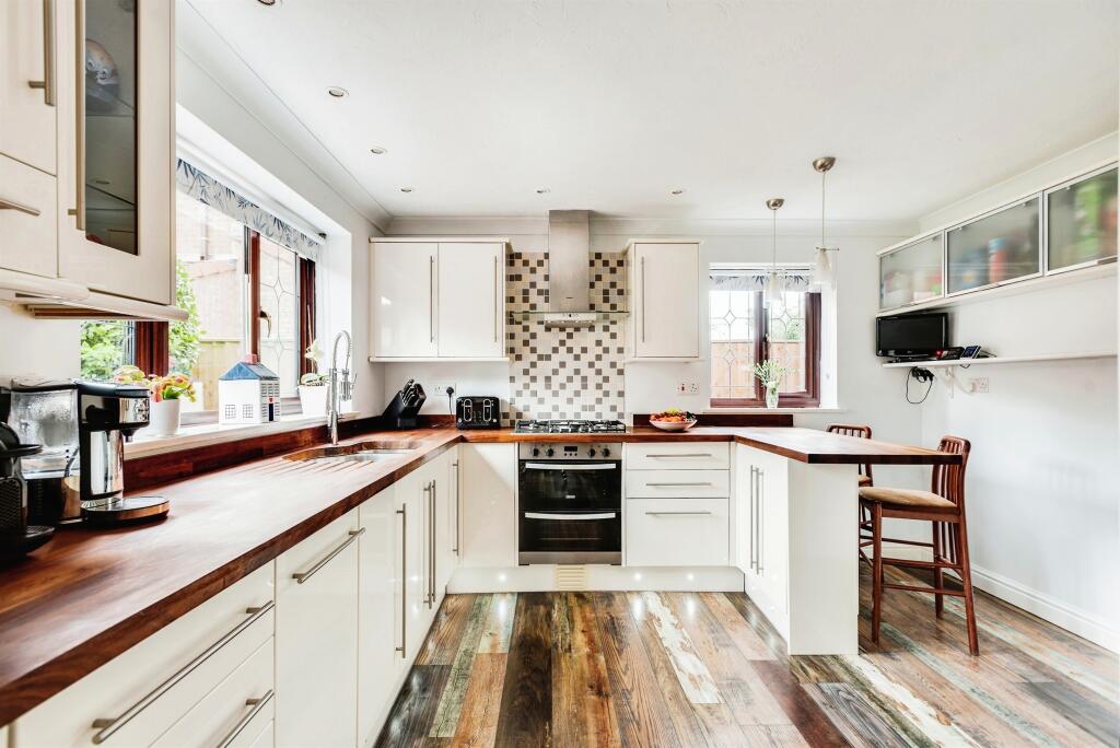 Kitchen/Breakfast Bar