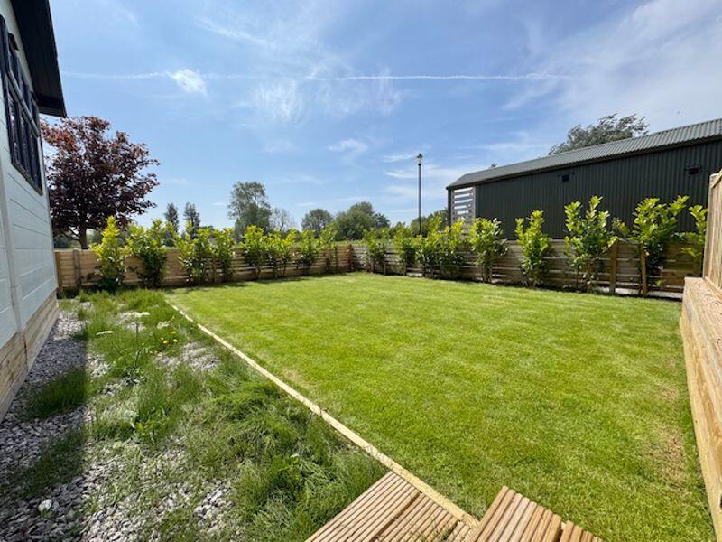 Side lawn garden