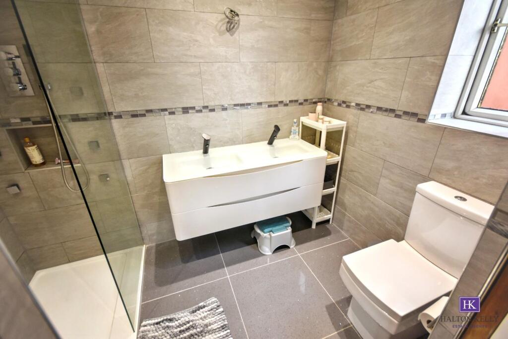 EN-SUITE SHOWER ROOM