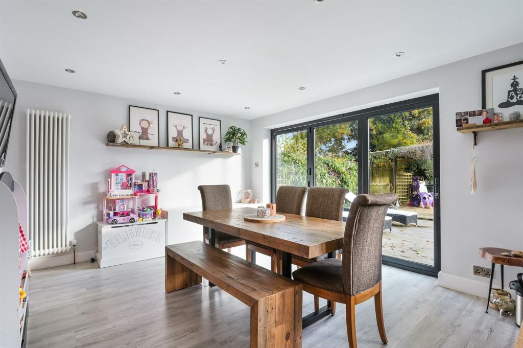 HOWARD CLOSE, 1 - (11).jpg